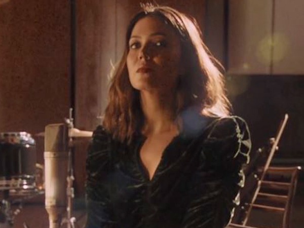 Mandy Moore S Fifteen Music Video Is A Love Letter To Her Teen Self